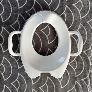 Munchkin White Sturdy Handles For Ease Safety Potty Seat